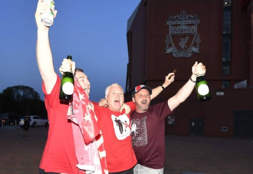 Festejos de locura en Anfield tras el título del Liverpool después de 30 años.<br/>