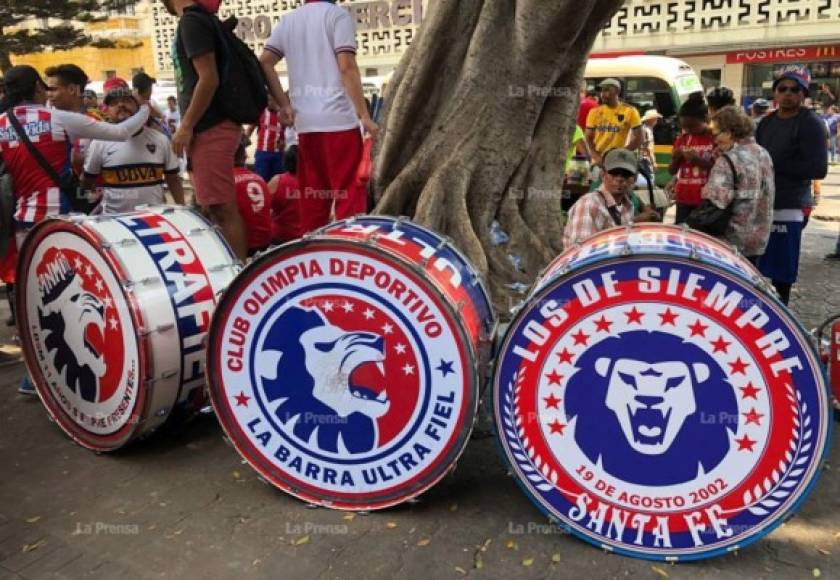 Desde muy temprano, la barra del Olimpia se reunió para armar la fiesta en las calles de Tegucigalpa.