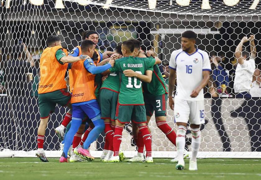 El festejo de los jugadores de México tras el gol de Santi Giménez.