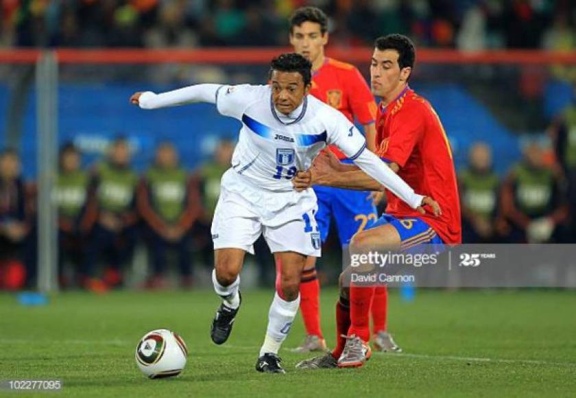 Dani Turcios en un partido de la Selección de Honduras en el Mundial de Sudáfrica 2010 contra España, siendo marcado por Sergio Busquets.