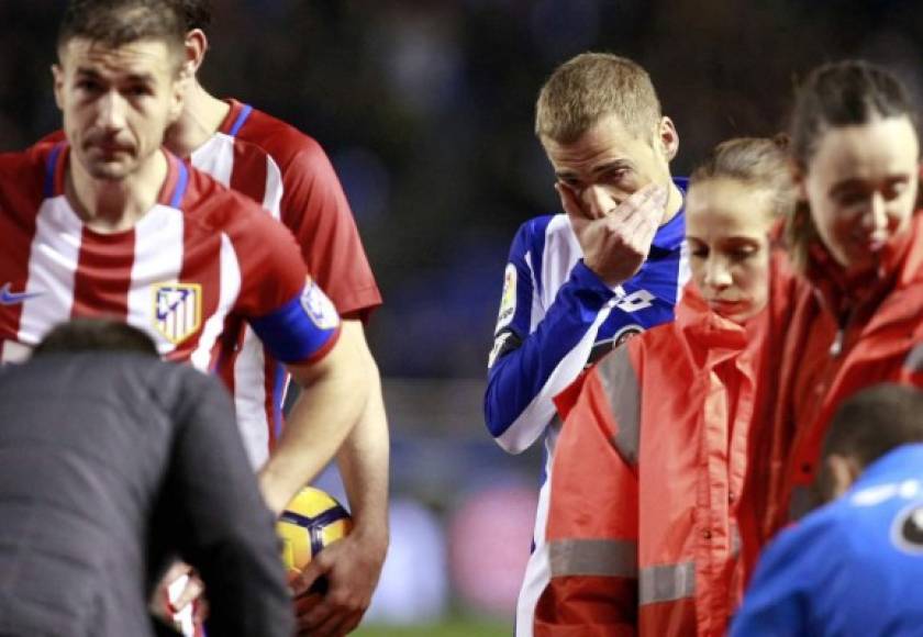 El centrocampista del Deportivo La Coruña, Alejandro Bergantiños, preocupado mientras los servicios médicos atienden al delantero del Atlético de Madrid, Fernando Torres.