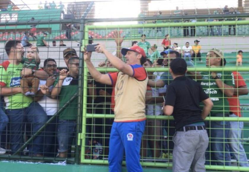 Pedro Troglio, al final del partido, se tomó fotos con aficionados del Marathón que le pidieron las instantáneas desde las gradas del Yankel. Buen gesto del técnico del Olimpia. Foto cortesía @AndreaRamoshn