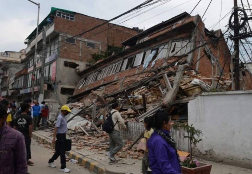 Edificios cuyas edificaciones eran antiguas se cayeron ante el terremoto de 7,8 grados. Foto AFP.