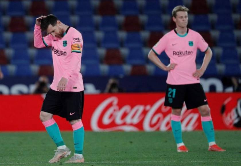 Barcelona empató a tres goles ante un irreductible Levante y se dejó dos puntos y buena parte de sus opciones de ganar el título de laLiga, tras un partido que dominaba por 0-2 al descanso y que de nuevo supo poner de cara cuando los valencianos empataron, aunque un postrero gol de Sergio León supuso la igualada final (3-3).