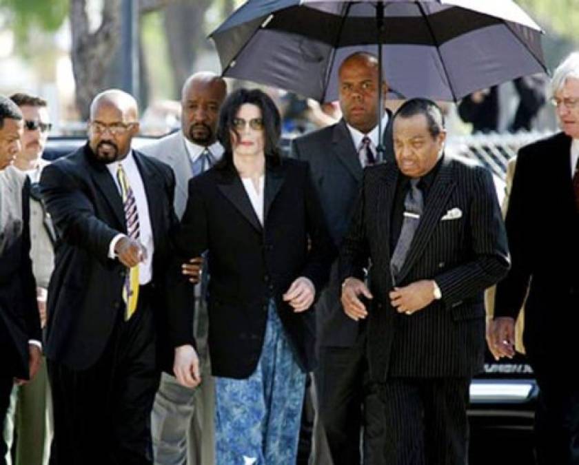 25. Uno de los días de su juicio por pederastia, Michael acudió al juzgado en pijama. <br/><br/>26. En 1993, en el programa de televisión de Oprah Winfrey, Michael Jackson reconoció: 'Hay mucha tristeza en mi vida pasada. Mi padre me golpeaba. Era difícil salir así al escenario. Él era estricto, muy duro'. <br/><br/>27. En el libro Guiness de los records también aparece Michael Jackson por ser el artista que más obras benéficas ha realizado.<br/><br/>