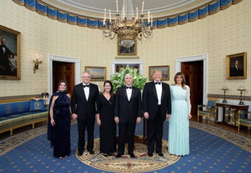 El vicepresidente Mike Pence y su esposa Karen también posaron con los invitados y los Trump.