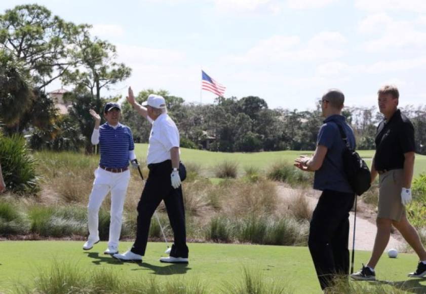 Su afición al golf lo ha llevado a pasar casi todos los fines de semana de su presidencia en alguno de sus exclusivos clubes. Incluso, invitó al primer ministro japonés, Shinzo Abe, a disfrutar de su deporte favorito en su club de Palm Beach.
