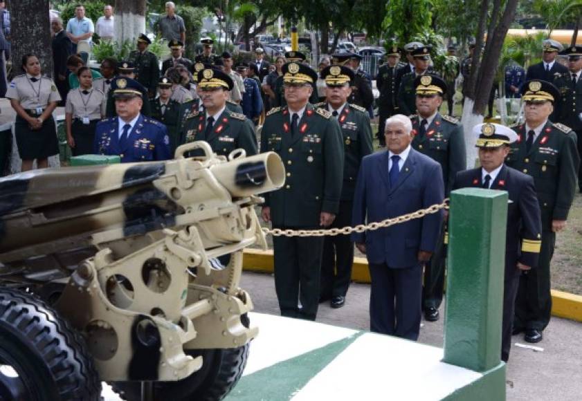 Un veterano de guerra participa en la conmemoración del 47 aniversario de la guerra entre Honduras y El Salvador, también conocida como la 'guerra del fútbol', AFP