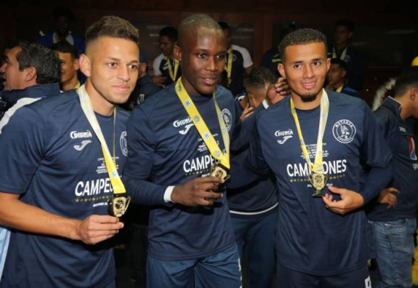Marcelo Santos, Rubilio Castillo y Walter Martínez posando con sus medallas de campones.