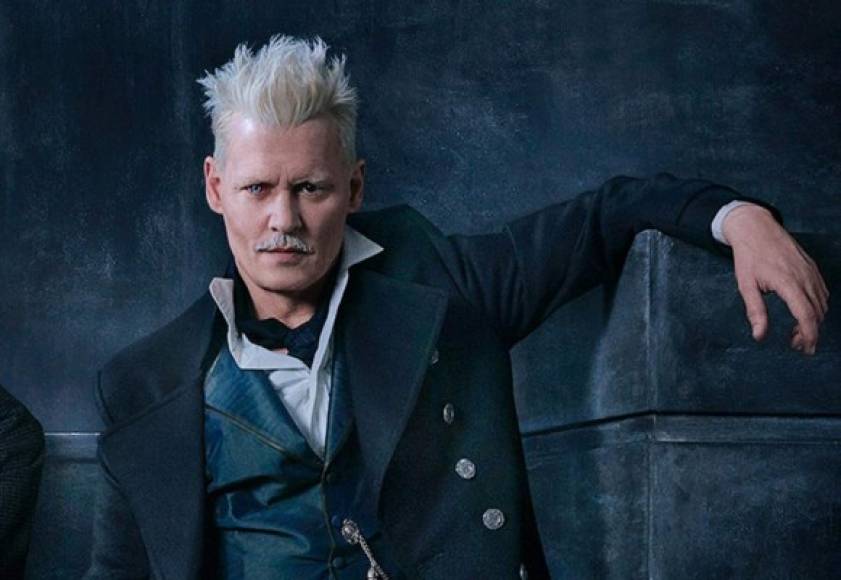 Gellert Grindelwald / Johnny Depp<br/><br/>Grindelwald. Nació en Europa del Este y fue a la escuela en el Instituto Durmstrang en Escandinavia. Allí se sintió atraído por las Artes Oscuras y fue expulsado por lo que Dumbledore describió como 'experimentos retorcidos'. Mientras estuvo allí, se obsesionó con las Reliquias de la Muerte (de nuevo, otro punto focal de la novela/películas finales de Harry Potter), que creía que lo ayudaría a ser invencible.<br/><br/>La conexión entre Grindelwald y Dumbledore es algo que se exploró en Harry Potter y las Reliquias de la Muerte: Parte 1 –incluso, una versión joven de Grindelwald apareció en la película, interpretada por Jamie Campbell Bower en una secuencia de flashback. <br/><br/>Ésta explora la complicada relación entre Grindelwald y Dumbledore que parece ser un punto focal de la serie de Fantastic Beasts.<br/><br/><br/>En Animales Fantásticos: Los crímenes de Grindelwald, se trata basicamente de Gellert buscando el arma oscura para destruir al ministerio de los magos y <br/>reinar.<br/><br/><br/><br/>