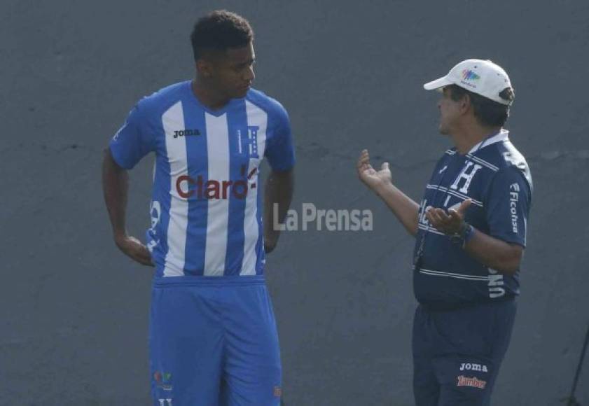 Anthony Lozano conversando con Jorge Luis Pinto, el delantero del Barcelona B se perfila para ser titular.