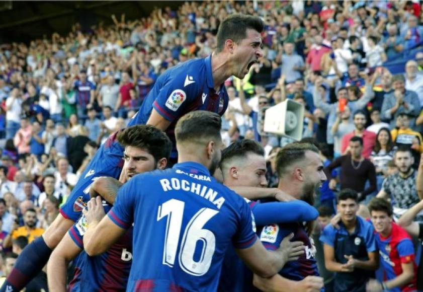 La eufórica celebración de los jugadores el Levante con sus aficionados en el estadio Ciutat de Valencia tras el gol de Borja Mayoral.