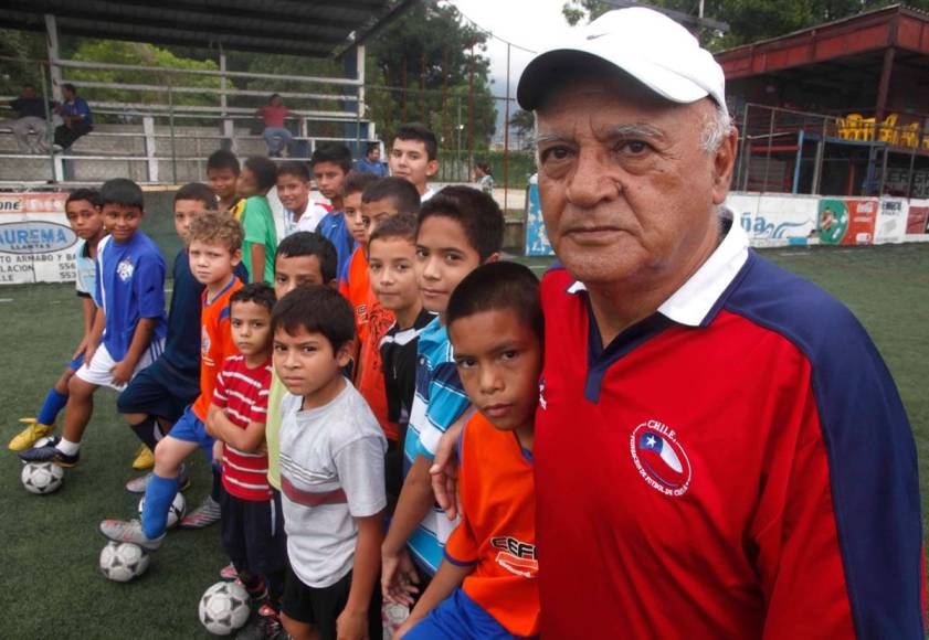 El histórico entrenador chileno, que también tenía la nacionalidad hondureña, falleció en Portugal este sábado a causa de un paro cardiaco.