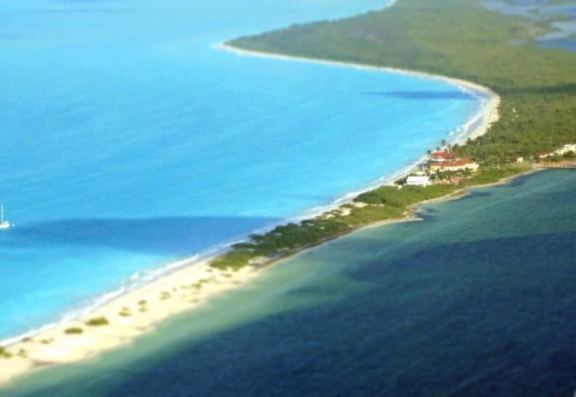 Barbuda es una isla de la Organización de Estados del Caribe Oriental, y forma parte del estado de Antigua y Barbuda.