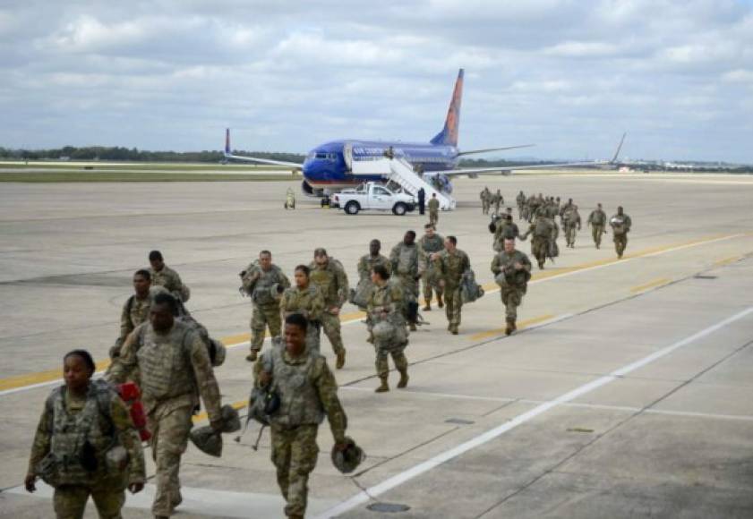 Más de mil soldados de las Fuerzas Armadas estadounidenses llegaron esta mañana a la frontera entre Texas y México por órdenes del presidente Donald Trump para frenar el ingreso de las caravanas de migrantes que se dirigen a ese país.