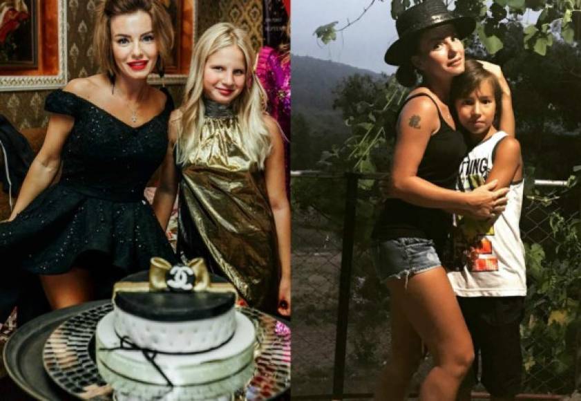 -Julia Volkova- <br/>La cantante rusa es conocida por ser parte del famoso dueto de los 2000 'Tatu'.<br/>Julia se convirtió en madre a los 18 años. Ahora a sus 33 años ya es madre de dos pequeños: Viktoria Volkova y Samir Yasinov.<br/><br/>