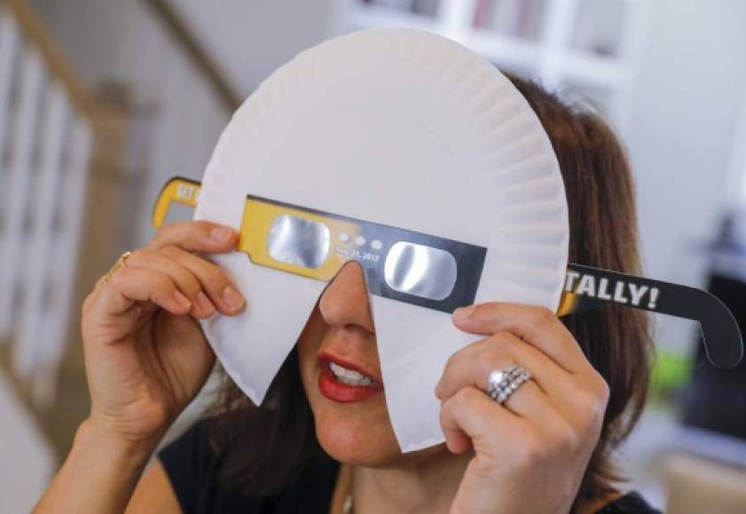Proteja sus ojos, solo puede observarse con filtros especiales o lentes para eclipse.