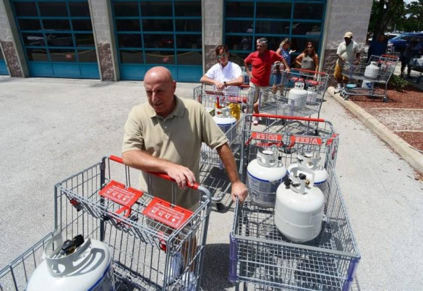 Los residentes también hicieron largas colas para comprar gas ante el temor de que se queden sin electricidad por los fuertes vientos del huracán.<br/>
