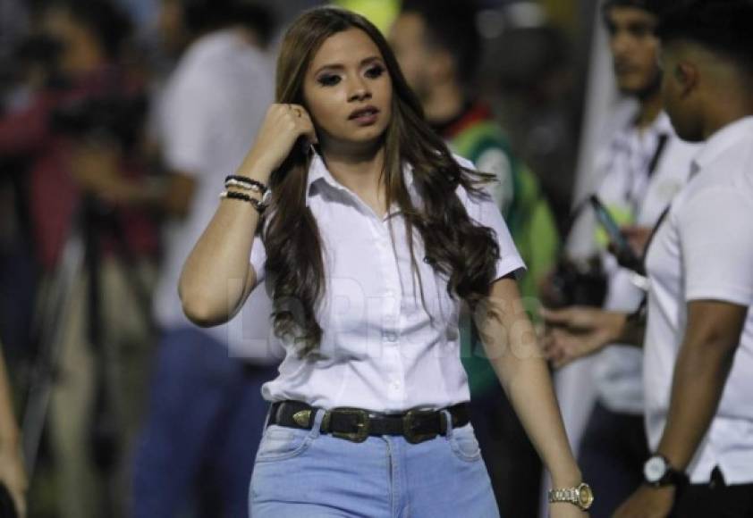 La periodista hondureña de Campus TV se robó las miradas y cautivó por su belleza en el estadio Morazán.