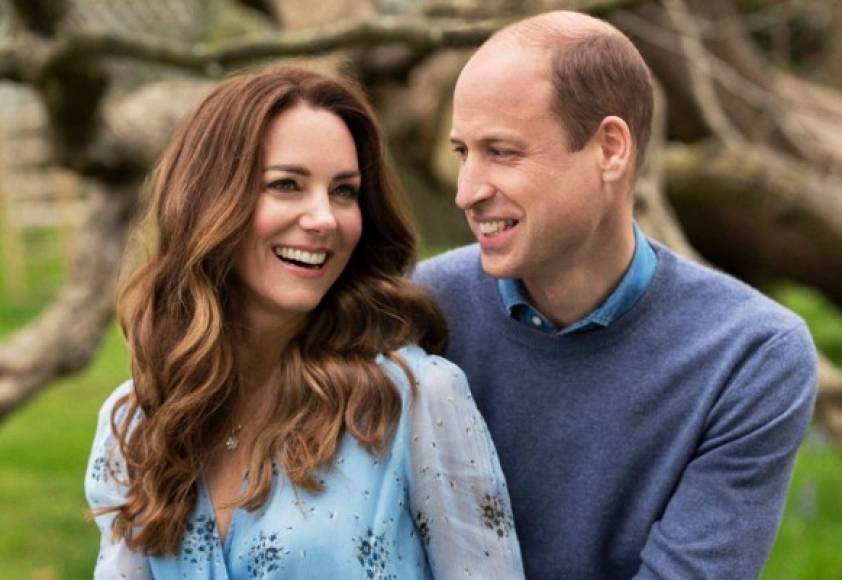 El príncipe William y su esposa Kate Middleton celebran este jueves su décimo aniversario de bodas más enamorados que nunca según se aprecia en dos imágenes divulgadas por el palacio de Kensington para conmemorar la fecha.