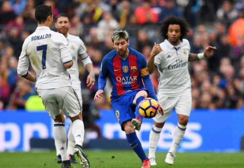 Messi con el control de la pelota ante la vista de Ronaldo.