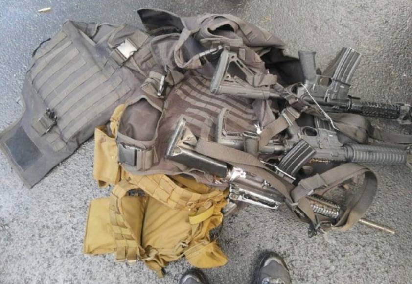 Parte de las armas de alto poder que dejaron abandonadas los hombres armados en el lugar del ataque.