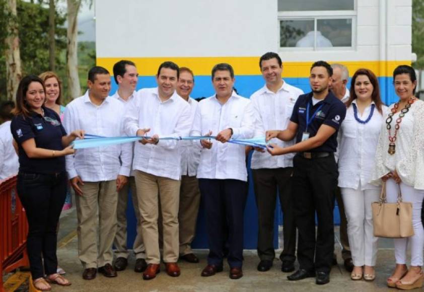 Handout picture released by Honduras' Presidency shows Honduran President Juan Orlando Hernandez (6-R) and his Guatemalan counterpart Jimmy Morales (5-L) inaugurating a bilateral customs union in Corinto, Cortes Department, Honduras, on June 26, 2017.<br/>Guatemala and Honduras are officially opening their borders for the free circulation of goods, being the first Central American countries to accomplish the pursued aim of a customs union. / AFP PHOTO / Honduran Presidency / HO / RESTRICTED TO EDITORIAL USE - MANDATORY CREDIT 'AFP PHOTO / HONDURAN PRESIDENCY' - NO MARKETING NO ADVERTISING CAMPAIGNS - DISTRIBUTED AS A SERVICE TO CLIENTS<br/><br/>