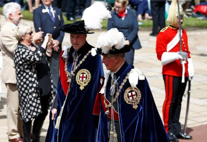 El duque de Cambridge, marchó junto a su padre, el príncipe Carlos (a la derecha juntos) antes del servicio religioso de hoy.<br/><br/>