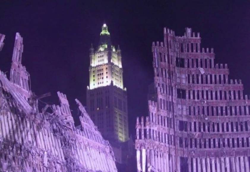 Partes de las estructuras de las Torres Gemelas se mantuvo en pie tras el colapso de gran parte de los edificios.