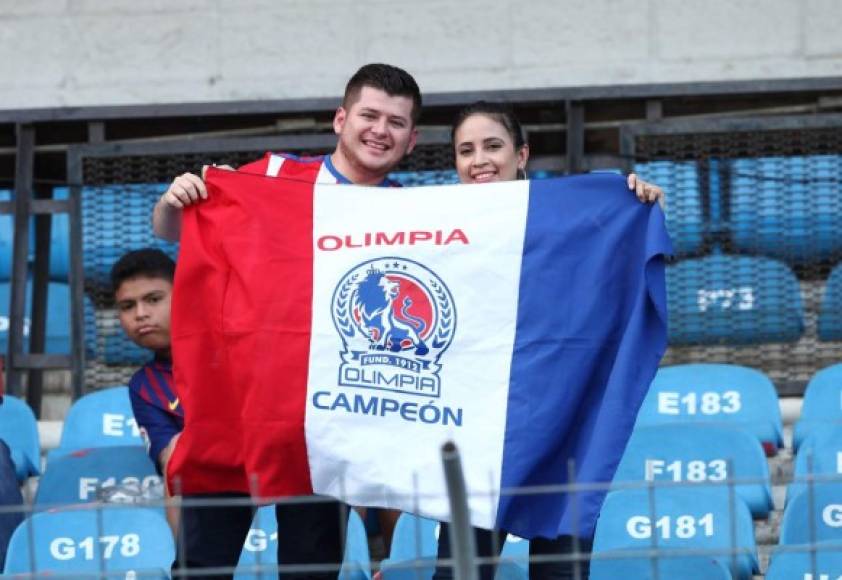 Los colores del Olimpia han prodominado en el estadio sampedrano.