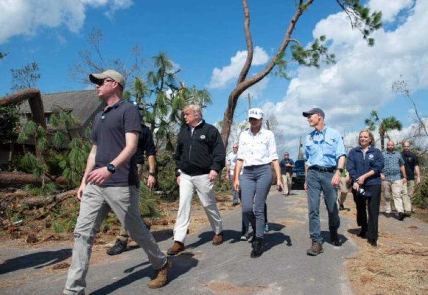 La pareja presidencial recorrió a pie y en helicóptero algunas de las zonas más devastadas por el potente ciclón.