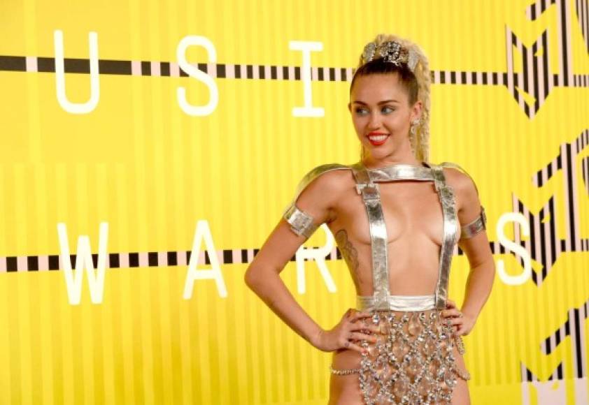 La anfitriona de los MTV VMA 2015, Miley Cyrus, sorprendió a su paso por la alfombra roja con un traje que dejó muy poco a la imaginación.<br/>