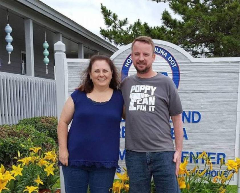 Robert y Shani Corrigan, ambos de 51 años, se habían mudado a Texas, donde se convirtieron en parte del equipo de alabanza de la iglesia de Sutherland Springs.<br/>Robert Corrigan había servido en la Fuerza Aérea durante 29 años, según Renee Haley, directora de Veterans Services en el condado de Clare, Michigan. <br/><br/>Los Corrigans eran novios de secundaria que se casaron en 1985 después de la graduación.<br/><br/>