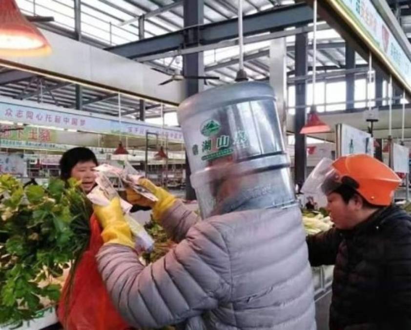 Wuhan, donde está prohibida la circulación de los vehículos no indispensables, lleva días pareciendo una ciudad fantasma. 'Es el primer día que salgo desde que empezó el aislamiento, pero no tenía opción, tenía que comprar comida', dijo uno de los pocos peatones en las calles.