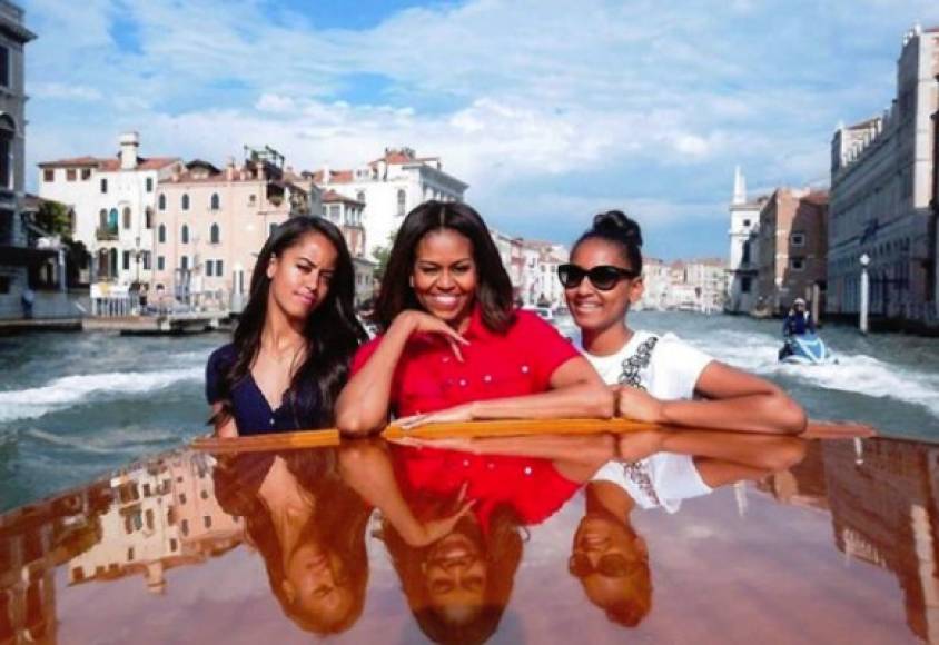 La ex primera dama estadounidense, Michelle Obama, causó sensación en redes sociales tras compartir una imagen de sus hijas, Malia y Sasha, en su cuenta de Instagram para conmemorar el Día de las Madres en Estados Unidos.