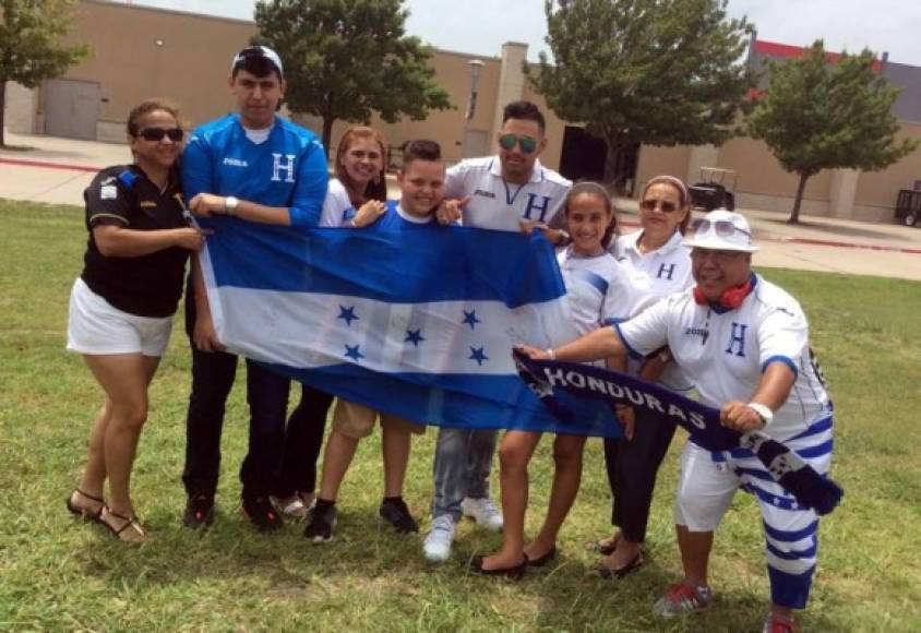Los aficionados hondureños ya comienzan a llegar al estadio Toyota Park de Dallas.