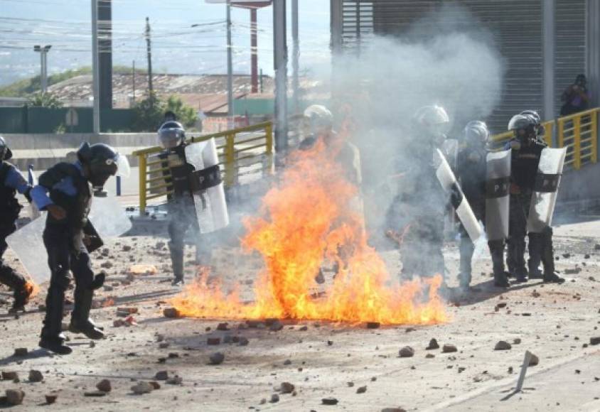 Los agentes fueron envueltos por fuego en el enfrentamiento.