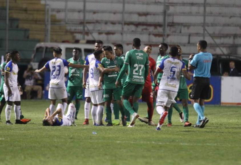 En el tiempo de descuento, los jugadores de Olimpia y Marathón protagonizaron otro zafarrancho por una agresión de Bryan Barrios a Júnior Lacayo.