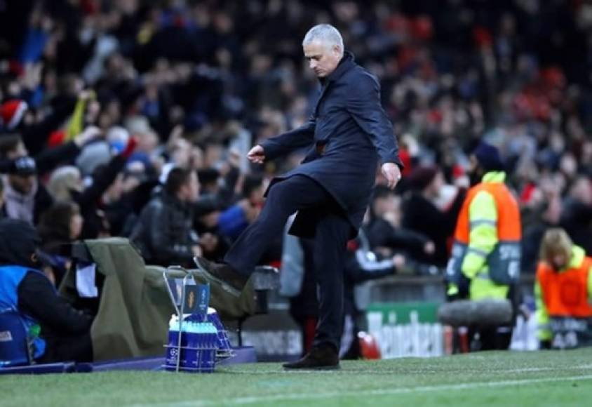 Mourinho se volvió loco tras el gol de Fellaini. En la celebración, primero le dio una patada a un porta botellas del Manchester United.