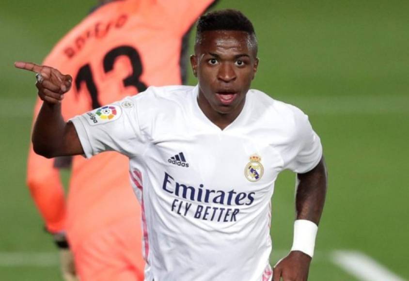 Tres equipos siguen de cerca la situación de Vinícius en el Real Madrid para lanzarse por su fichaje el próximo verano si los blancos abren la puerta de salida. El PSG, Arsenal y Liverpool serían los clubes interesados en el joven brasileño, según publicó OK Diario.