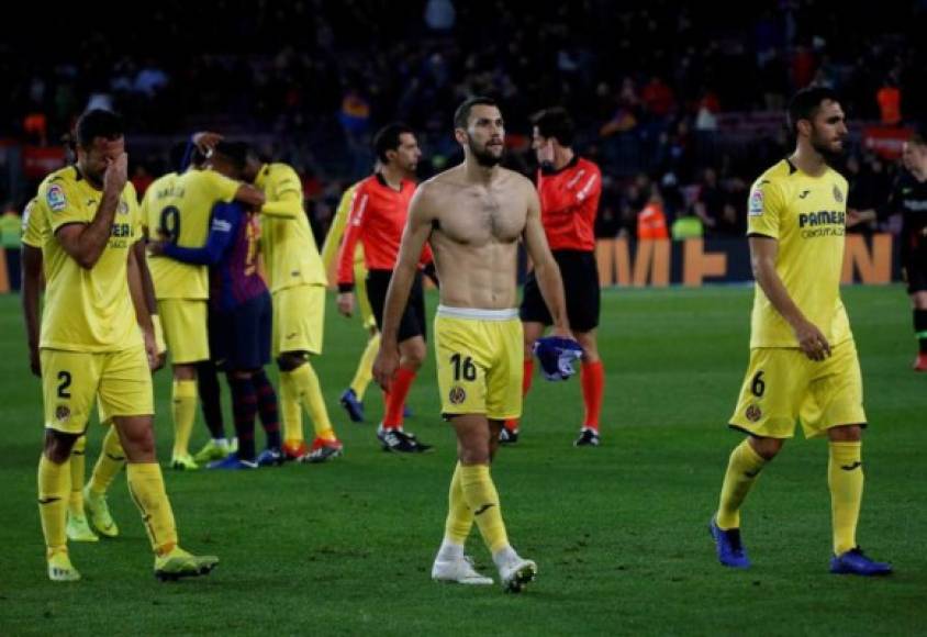 La decepción de los jugadores del Villarreal al final del partido.