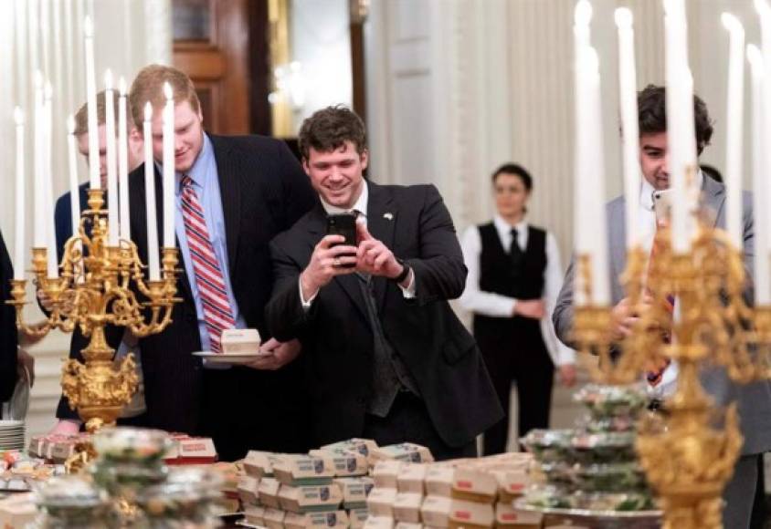 'Pedimos comida rápida estadounidense y soy yo quien paga. Tenía que elegir: o no les dábamos comida porque estamos de cierre de administración o les ofrecíamos unas pequeñas ensaladas que hubieran preparado la primera dama (Melania Trump) y la segunda dama (Karen Pence)', agregó el magnate.