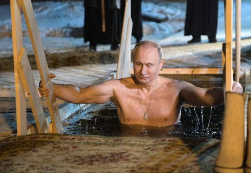 Putin mantiene una estrecha relación con la iglesia ortodoxa, en enero, su participación en la Epifanía recibe una gran cobertura mediática.