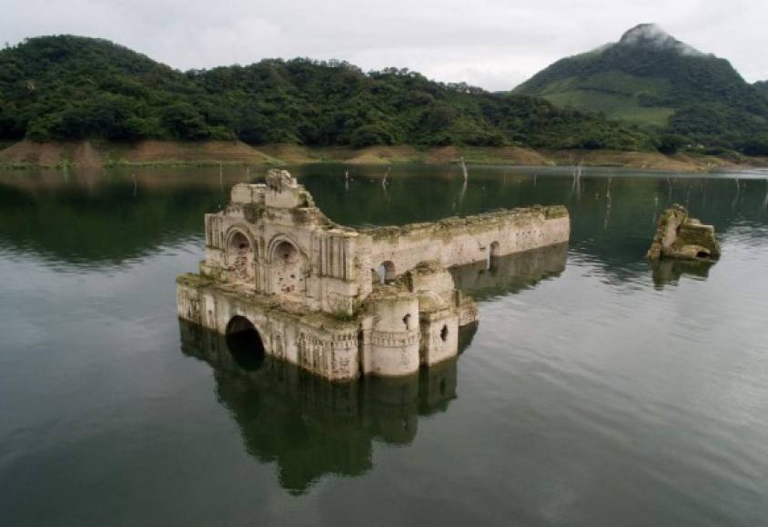 La iglesia, en la localidad de Quechula y bendecida en honor de Santiago Apóstol, es obra del grupo de frailes encabezado por fray Bartolomé de las Casas que llegaron a la región habitada por el pueblo zoque a mediados del siglo XVI.<br/>