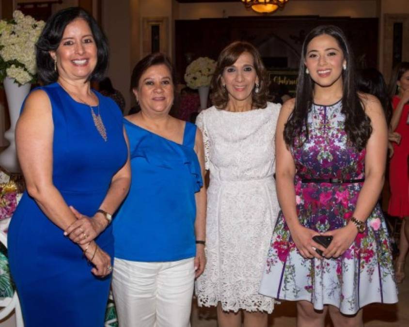 Patricia y Marlen Ferrufino con Diana y Mireya Larach.