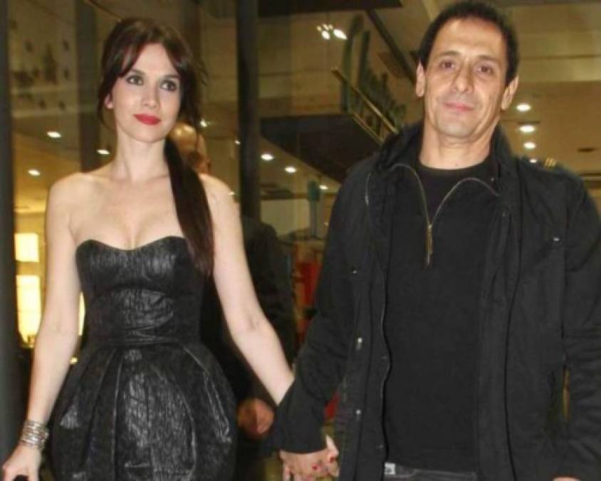 Natalia Oreiro esta casada con el músico Ricardo Mollo, quien es casi 20 años mayor que Oreiro. La pareja se casó en 2002. Ambos procrearon al pequeño Merlín Atahualpa Mollo, quien nació en 2012.