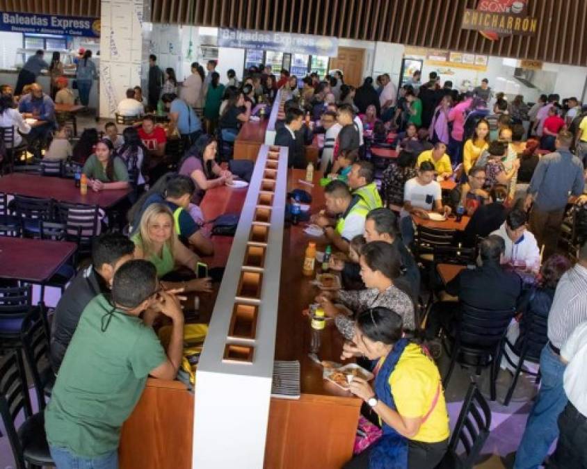 Decenas de miembros de la iglesia fueron parte de la inauguración y disfrutaron de las instalaciones del foodcourt.