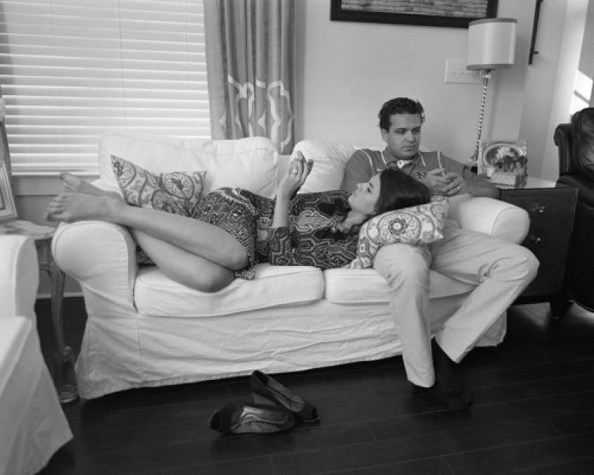 El habilidoso fotógrafo quiso retratar la realidad de muchas parejas por el uso constante del celular.