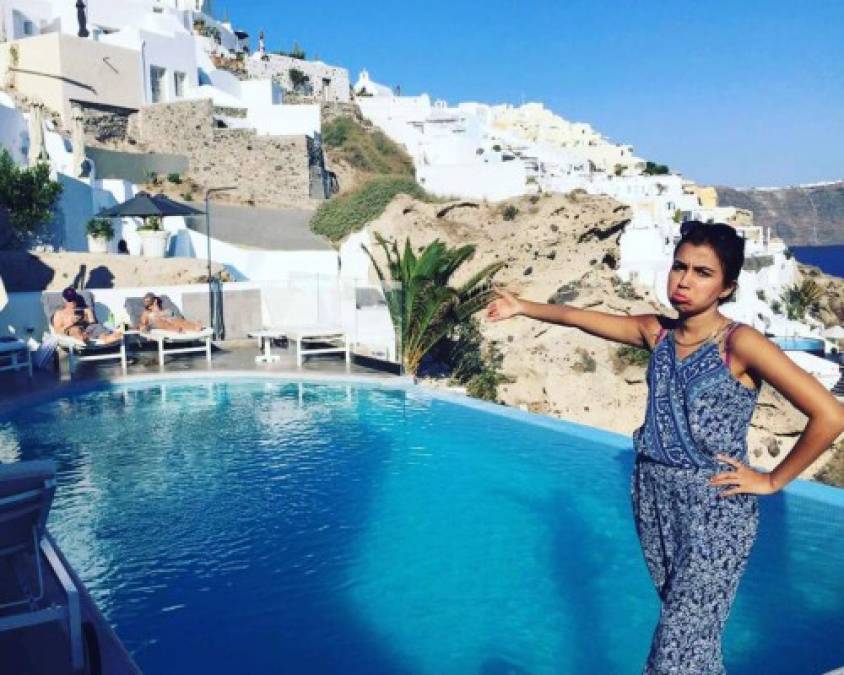 Huma Mobin y Arsalaan Sever se casaron y pagaron un viaje a Grecia por 10 días como una segunda luna de miel pero a él le negaron el visado y ella se tuvo que ir sola con sus suegros. <br/>