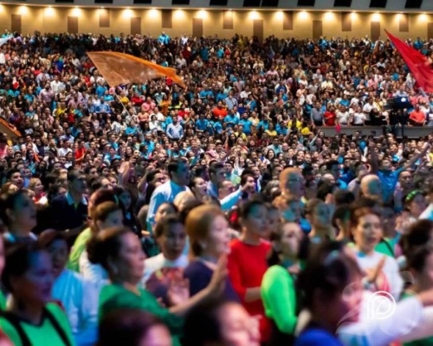 Familias enteras se dieron cita en este templo para proclamar el año de la reconciliación.